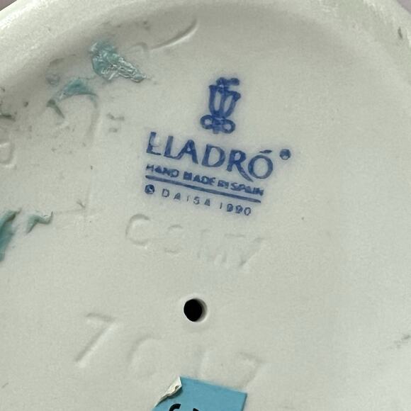 Vintage LLADRO #7617 Porcelain Figurine Garden Classic Woman & Umbrella **Broken - Picture 13 of 13